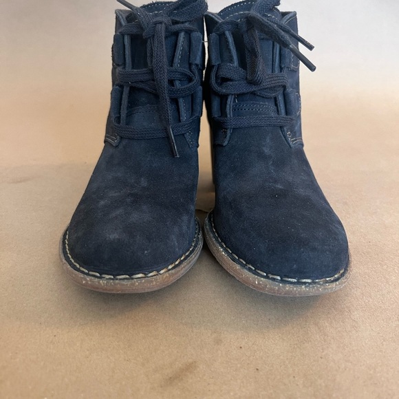 Clark’s Carleta Lyon Navy Suede Lace up Block Heel Ankle Boots Size Women’s US 7 - Picture 2 of 11